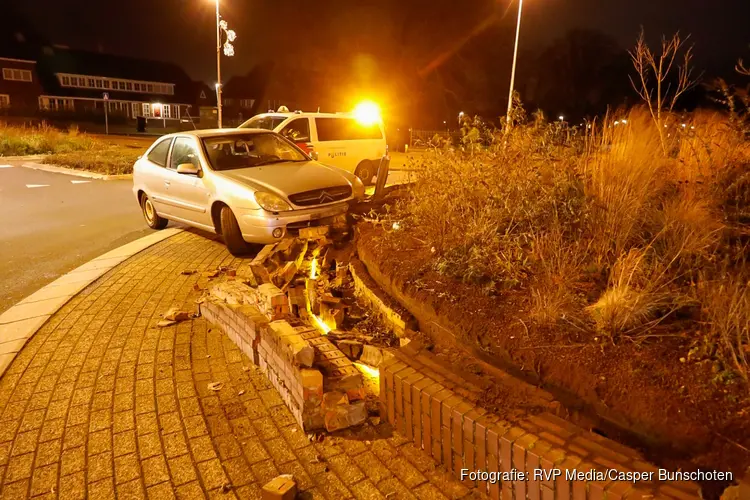Bestuurder slaat op de vlucht na crash tegen rotonde aan de Huizerweg in Bussum