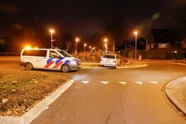 Bestuurder slaat op de vlucht na crash tegen rotonde aan de Huizerweg in Bussum