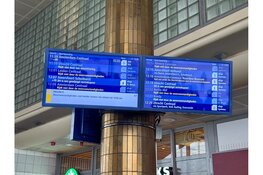 Honderd reizigers vast op station Hilversum door sneeuwval. Wel gratis koffie!