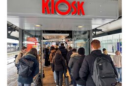 Honderd reizigers vast op station Hilversum door sneeuwval. Wel gratis koffie!