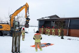 Dak van een stal ingestort. Brandweer bevrijdt meerdere koeien