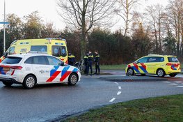 Fietser aangereden door auto op rotonde in Bussum