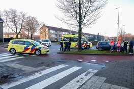 Fietser aangereden door auto op rotonde in Bussum