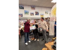 Fonds Kleurrijk doneert €1000,- aan Stichting Urgente Noden Hilversum