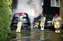 Peperdure Range Rover vat vlam op oprit van woning in Bussum