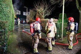 Peperdure Range Rover vat vlam op oprit van woning in Bussum