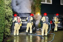 Peperdure Range Rover vat vlam op oprit van woning in Bussum