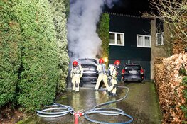 Peperdure Range Rover vat vlam op oprit van woning in Bussum