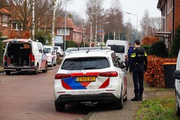 Politie doet inval in Laren in verband met lopend onderzoek, agenten dragen kogelwerende vesten