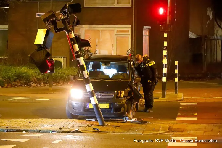 Auto botst tegen stoplicht in Hilversum