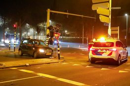 Auto botst tegen stoplicht in Hilversum