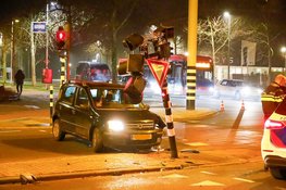 Auto botst tegen stoplicht in Hilversum