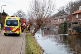 Automobilist belandt in sloot tijdens keeractie. Omstanders springen in water om bestuurder te redden
