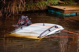 Automobilist belandt in sloot tijdens keeractie. Omstanders springen in water om bestuurder te redden