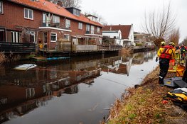 Automobilist belandt in sloot tijdens keeractie. Omstanders springen in water om bestuurder te redden