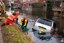 Automobilist belandt in sloot tijdens keeractie. Omstanders springen in water om bestuurder te redden