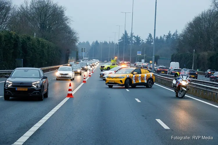 Kop-staartbotsing tussen vier voertuigen op de A1 bij Laren