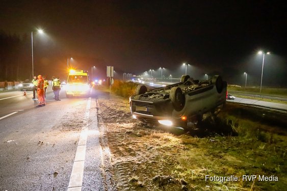 Busje van defensie vliegt over de kop op afrit A27