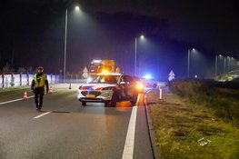 Busje van defensie vliegt over de kop op afrit A27