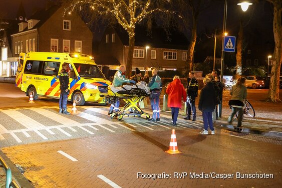 Zwangere vrouw aangereden door auto op zebrapad. Bestuurder doorgereden