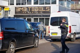 Arrestatieteam doet inval bij tegel- en sanitairbedrijf in Hilversum