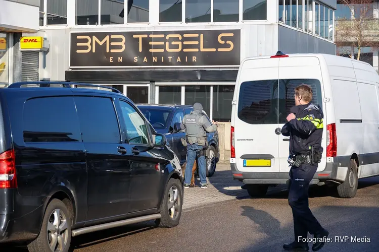 Arrestatieteam doet inval bij tegel- en sanitairbedrijf in Hilversum