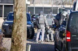 Arrestatieteam doet inval bij tegel- en sanitairbedrijf in Hilversum