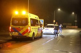 Jongeren gooien attributen, fietser raakt gewond