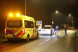 Jongeren gooien attributen, fietser raakt gewond