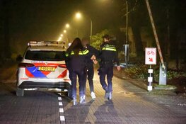 Jongeren gooien attributen, fietser raakt gewond