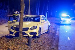 Auto eindigt tegen boom in Hilversum