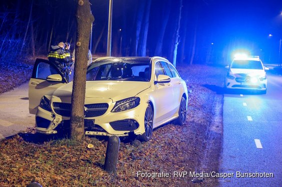 Auto eindigt tegen boom in Hilversum