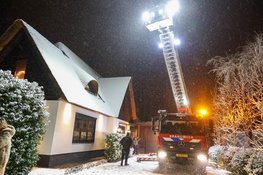 Kat Cookie van het dak gered door de brandweer