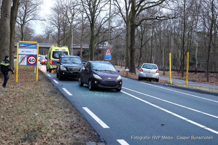 Automobilist rijdt plaatsnaambord uit de grond met kopstaartbotsing tot gevolg