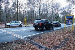 Automobilist rijdt plaatsnaambord uit de grond met kopstaartbotsing tot gevolg