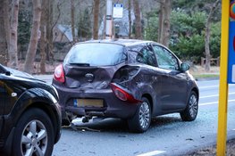 Automobilist rijdt plaatsnaambord uit de grond met kopstaartbotsing tot gevolg