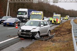 Auto botst tegen vangrail op de A27 bij Laren