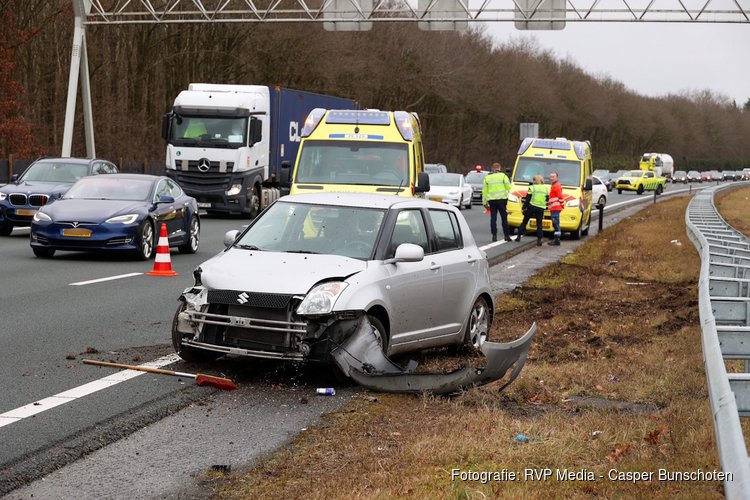Auto botst tegen vangrail op de A27 bij Laren