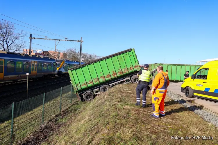 Aanhanger van vrachtwagen belandt bijna op spoor in Hilversum