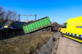 Aanhanger van vrachtwagen belandt bijna op spoor in Hilversum
