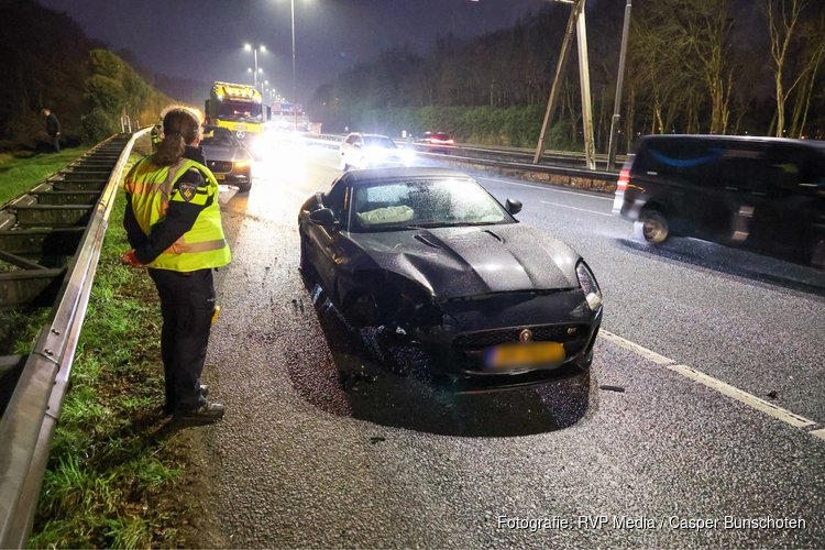 Bolide van ruim €130.000,- crasht op A1 bij Naarden; geen gewonden, veel schade