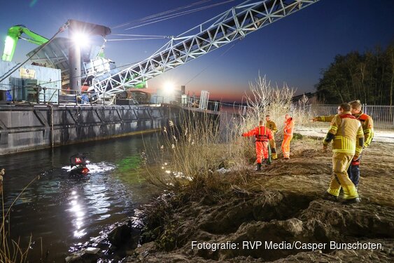Kraanmachinist vind achtergelaten auto in Naardermeer