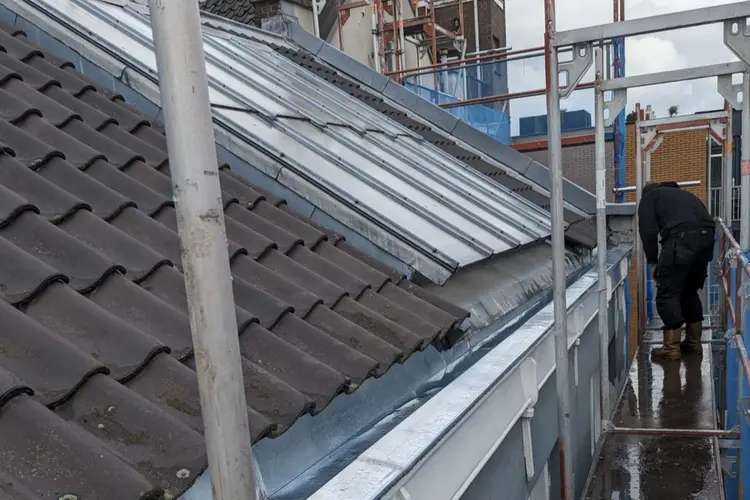 Dakonderhoud in het voorjaar. Voorkom schade na sneeuw en vorst