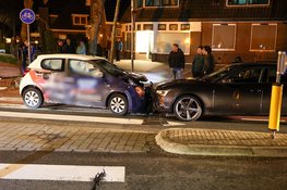 Veel schade na aanrijding tussen drie personenauto's op kruising Huizen