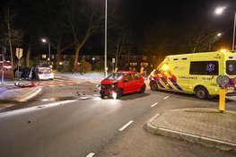 Veel schade na aanrijding tussen drie personenauto's op kruising Huizen