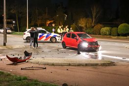 Veel schade na aanrijding tussen drie personenauto's op kruising Huizen
