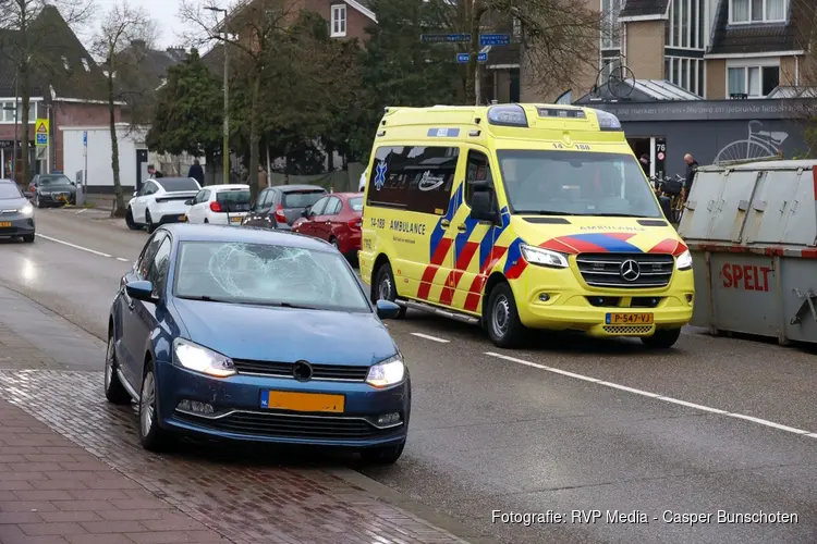 Fietsster met spoed naar ziekenhuis na aanrijding in Bussum