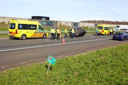 Auto slaat over de kop op A27 bij Blaricum, bestuurder met spoed naar ziekenhuis