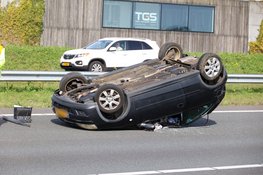 Auto slaat over de kop op A27 bij Blaricum, bestuurder met spoed naar ziekenhuis