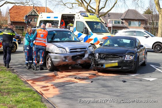 Botsing tussen twee auto’s op kruispunt in Hilversum